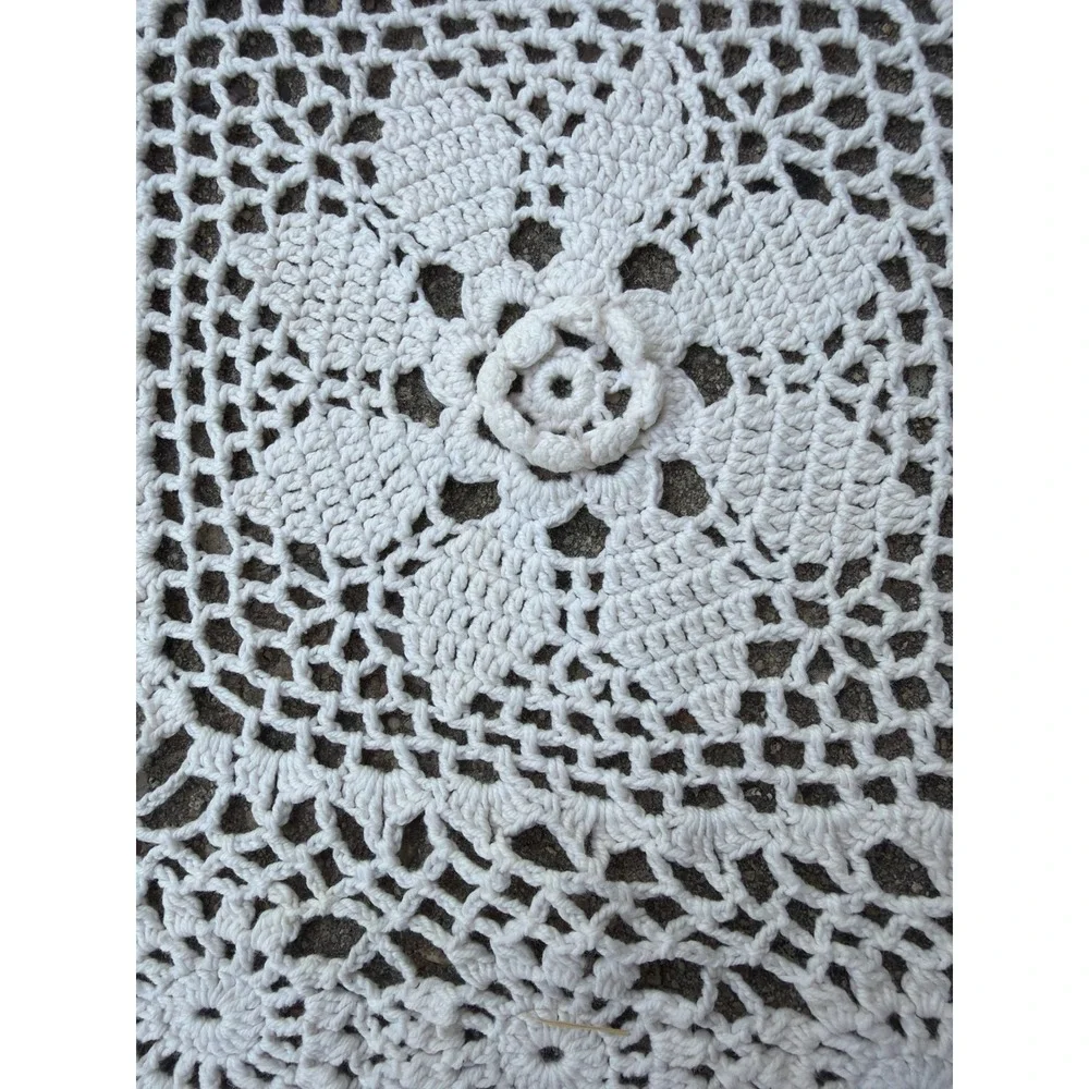 Vintage Handmade Crochet Lace Tablecloth Floral Medallion Cream Scalloped Edge